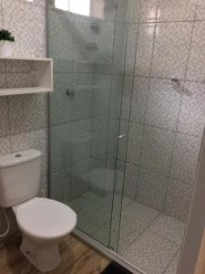 y baño con aseo y ducha acristalada. en HBC 12, en Natal