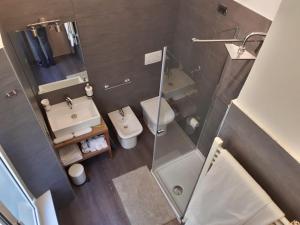 A bathroom at 111 ColaDiRienzo Rooms - by AD Roma