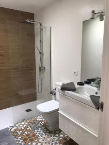 a bathroom with a toilet and a sink and a shower at Bungalow Nueva York in Costa Teguise