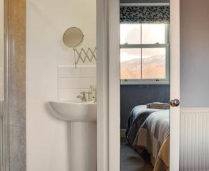 A bathroom at Lyndale Guest House 