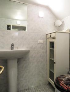 A bathroom at Casa del Moro - romantic loft in Trastevere