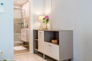 ein Badezimmer mit einem weißen Schrank mit einer Blume darauf in der Unterkunft Villa Slavica 1 in Vodice + 110 Fotos