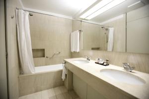 חדר רחצה ב-Hotel Solverde Spa and Wellness Center