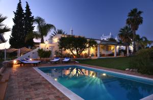 a swimming pool in front of a house at Monte das Cortelhas in Guia