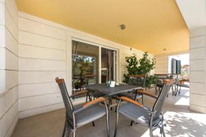 eine Terrasse mit Tisch und Stühlen auf einem Balkon in der Unterkunft Villa Slavica 1 in Vodice