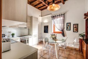 kuchnia ze szklanym stołem i jadalnią w obiekcie Colosseo Miracle Suite w Rzymie