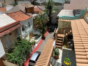uma vista panorâmica de uma rua da cidade com casas em The Best Apartment in Copacabana - Quarto e Sala no Rio de Janeiro