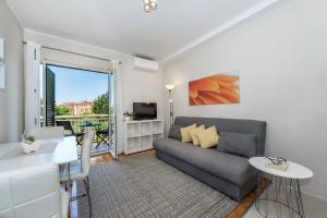 ein Wohnzimmer mit Sofa und Tisch in der Unterkunft Villa Slavica 1 in Vodice