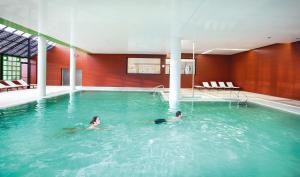 בריכת השחייה שנמצאת ב-Hotel Solverde Spa and Wellness Center או באזור