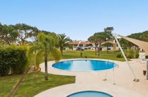 ヴィラモウラにあるSuperb, relaxing and tranquil 3 bed Apartment in Central Algarveの庭のスイミングプール像