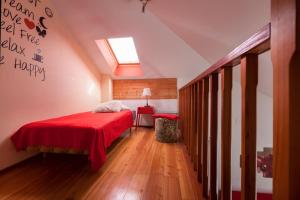 ein Schlafzimmer mit einem Bett mit einer roten Decke und einem Fenster in der Unterkunft Litorian in Makarska