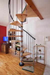 eine Wendeltreppe in einem Wohnzimmer mit einer Treppe in der Unterkunft Litorian in Makarska