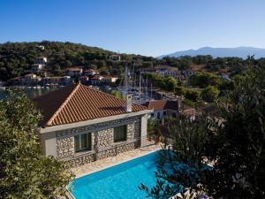 梅加尼西島的住宿－C. Katopodis Mansion，享有带游泳池的房屋的空中景致