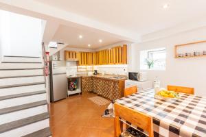 a kitchen and dining room with a table at Adega do Boqueirao in Prainha de Baixo