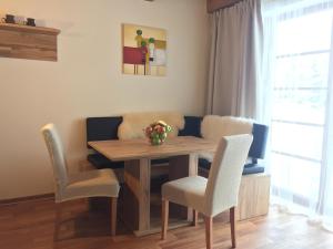 una mesa de comedor con sillas y un bol de fruta. en Apartmán Říčky 23 en Říčky