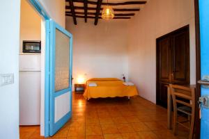 a room with a bed with a yellow table at Il Vulcano a Piedi in Stromboli