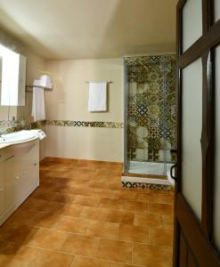 Ein Badezimmer in der Unterkunft EVA & TRAVEL - El Cor del Montsant
