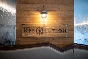 Certifikát, hodnocení, plakát nebo jiný dokument vystavený v ubytování The Resolution Hotel
