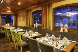 Restaurant o un lloc per menjar a Alpenresidenz Ballunspitze - Kinderhotel