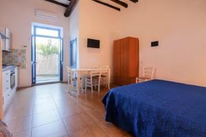 Schlafzimmer mit einem Bett und einem Tisch mit Stühlen in der Unterkunft Il Vulcano a Piedi in Stromboli