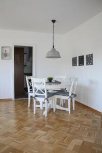 シュマレンベルクにあるAppartement Lunaの白いダイニングルーム(白いテーブルと椅子付)