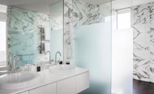 Bilik mandi di The Dupont Circle Hotel