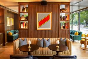 Ruang duduk di The Dupont Circle Hotel