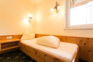 Llit o llits en una habitació de Alpenresidenz Ballunspitze - Kinderhotel