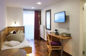 Llit o llits en una habitació de Alpenresidenz Ballunspitze - Kinderhotel
