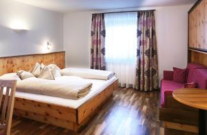 Llit o llits en una habitació de Alpenresidenz Ballunspitze - Kinderhotel