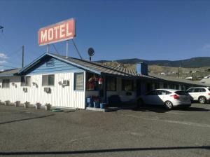 a motel with a sign on top of it at Tumbleweed Motel in Cache Creek