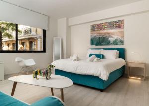 アテネにあるPlaka Heartのベッドルーム(青いベッド1台、テーブル付)