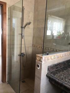 Ain Sokhna - La Siesta Stand Alone Villa - Families Only في العين السخنة: حمام مع دش مع زجاج