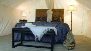 een slaapkamer met een bed met een hoed erop bij Allen Ranch in Hot Springs