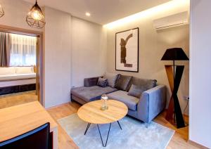 een woonkamer met een bank en een tafel bij Royal apartments in Mostar