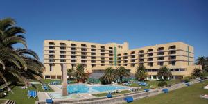 בריכת השחייה שנמצאת ב-Hotel Solverde Spa and Wellness Center או באזור