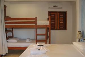 Uma ou mais camas em beliche em um quarto em B&B Girassol