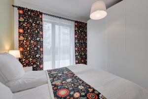 una camera con un letto bianco e una finestra di Apartment TriApart Big Blue a Danzica