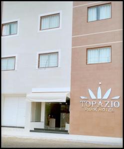 um edifício com um hotel de topo em Topázio Park Hotel em Afrânio