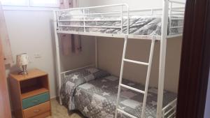 1 dormitorio con 2 literas y 1 cama en Burrero Seasight en Ingenio