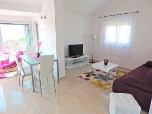 ein Wohnzimmer mit einer Couch und einem Tisch in der Unterkunft Apartments Linda in Trogir