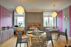 a dining room with a table and chairs at Pension Vila Hana in Loket