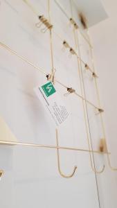 una señal blanca colgando de un cable en una pared en LA Boutique House, en Füssen 84 fotos más