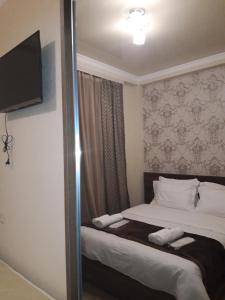 Rúm í herbergi á Hotel IVERIA
