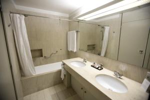 חדר רחצה ב-Hotel Solverde Spa and Wellness Center