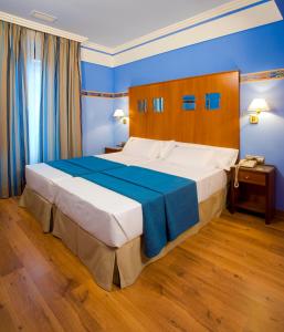 Postel nebo postele na pokoji v ubytování Suites Gran Vía 44