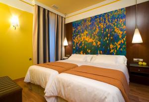 Postel nebo postele na pokoji v ubytování Suites Gran Vía 44