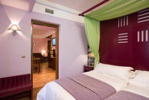 Postel nebo postele na pokoji v ubytování Suites Gran Vía 44
