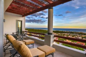 Elle comprend un balcon offrant une vue sur l'océan. dans l'établissement Alegranza Luxury Resort - All Master Suite, à San José del Cabo