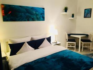 a bedroom with a bed and a table with a chair at Im kleinen Stil l in Linz am Rhein